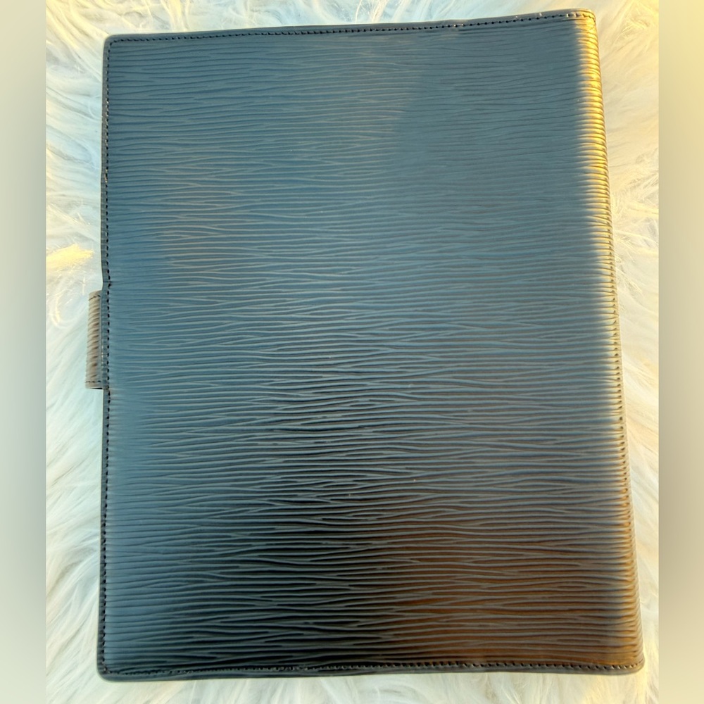 LOUIS VUITTON Large Planner (fits A5 paper)
Color: Epi Noir (Textured Leather) - Picture 3 of 9
